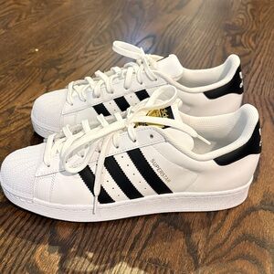 Adidas Men’s Superstar White with Black Stripes New in Box Size 10
